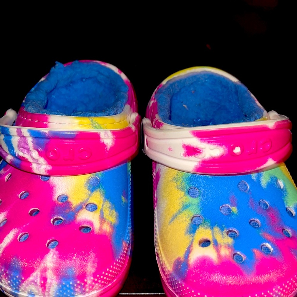 Lined tie dye crocs